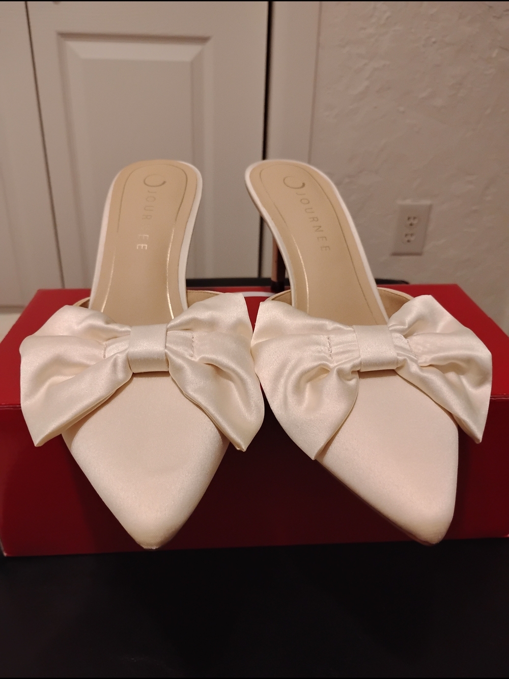 Womens Ivory Mules Mid Stiletto Pointed Toe Evening Pump Size 9 NIB